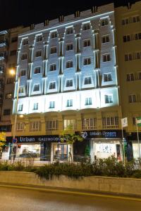 duży budynek z oświetloną fasadą w obiekcie DWO Urban Granada w Grenadzie