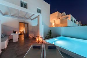 une villa avec une piscine la nuit dans l'établissement Antoperla Luxury Hotel & Spa, à Perissa