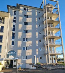 un gran edificio blanco con una espiral en Appartementhaus Ostseeresidenz, en Heiligenhafen