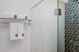 Koupelna v ubytování FOX Lite Hotel Samarinda + 18 fotografií