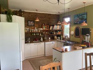 Кухня або міні-кухня у Okato Homestay