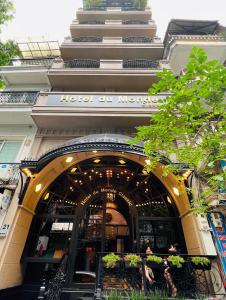 un edificio con entrada a un restaurante en Hotel du Monde Classic, en Hanói
