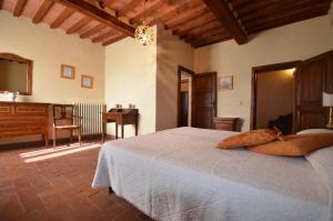 Posteľ alebo postele v izbe v ubytovaní Wonderful villa in Montepulciano + 37 fotografií