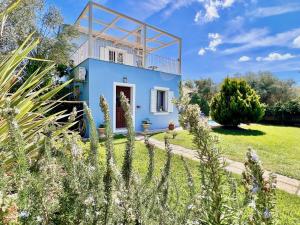 Κήπος έξω από το Beach Villa Iolis with private pool by DadoVillas