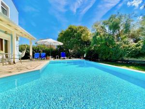Πισίνα στο ή κοντά στο Beach Villa Iolis with private pool by DadoVillas