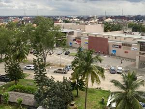un estacionamiento con autos estacionados en un estacionamiento en The Residence Golden Tulip 2 Bedroom Apartment, Amuwo Lagos, Nigeria en Lagos