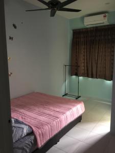 1 dormitorio con 1 cama y ventilador de techo en Koolest homestays Meru, en Ipoh