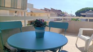 een blauwe tafel met een potplant op een balkon bij Casa Vacanze Pesce Palla in Villaggio Azzurro