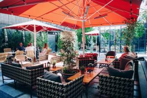 un restaurant avec des tables, des chaises et des parasols dans l'établissement Axel Guldsmeden, à Copenhague