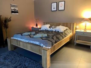 1 dormitorio con cama de madera y 2 almohadas en Apartment Sigulda, en Sigulda