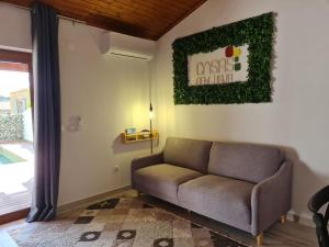 uma sala de estar com um sofá e uma janela em CASA DA CAPELA, Casas Bem Haja. em São Miguel de Acha