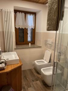 uma casa de banho com um WC e um lavatório em Affittacamere Belvedere em Sordevolo
