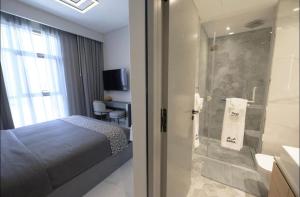 Koupelna v ubytování NOT OPEN Luxury & modern 2BR apartment near Burj Khalifa