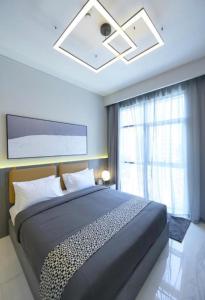 Postel nebo postele na pokoji v ubytování NOT OPEN Luxury & modern 2BR apartment near Burj Khalifa