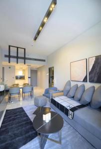 Posezení v ubytování NOT OPEN Luxury & modern 2BR apartment near Burj Khalifa