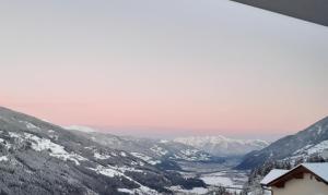 een uitzicht vanaf de top van een berg in de sneeuw bij Apart Bergauf in Rohrberg