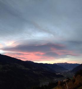 een uitzicht op de zonsondergang boven een bergketen bij Apart Bergauf in Rohrberg