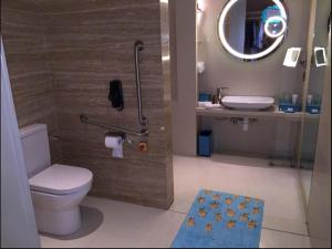 Kamar mandi di Hotel Indigo Hong Kong Island by IHG