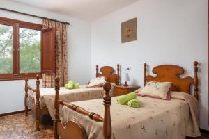 - 2 lits jumeaux dans une chambre avec fenêtre dans l'établissement Finca Ses Rotes, à Cala Ferrera