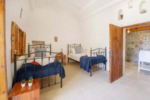 1 Schlafzimmer mit 2 Betten in einem Zimmer in der Unterkunft Oleandra Holiday Home in Għasri