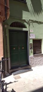 ジェノヴァにあるMansarda Sotto Le Stelleの建物側の緑のガレージドア