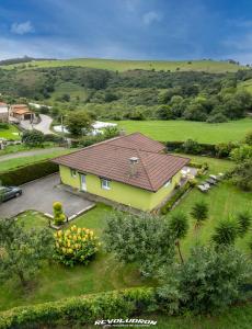 una vista aérea de una casa con patio en Casina verde manzana, en Villaviciosa