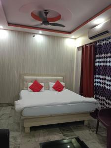 Letto o letti in una camera di Hotel Krishna By WB Inn