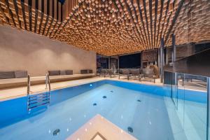 una piscina en un hotel con luces en el techo en Gran Tubla, en Ortisei