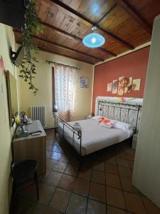 a bedroom with a bed and a desk in a room at La Bicicletta Rifiorita in Ferrara