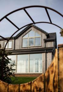 ein Haus mit Glasfenstern davor in der Unterkunft Swn Y Don in Haverfordwest
