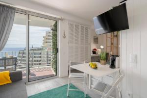 フンシャルにあるFunchal Sea View I by An Island Apartのテーブルがあり海が見えるリビングルーム