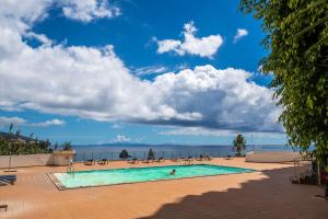 フンシャルにあるFunchal Sea View I by An Island Apartの海が見えるプール