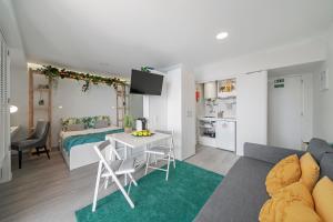 フンシャルにあるFunchal Sea View I by An Island Apartのベッド1台、キッチンが備わる小さなアパートメントです。