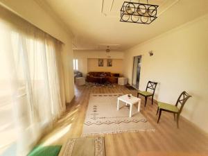 Posezení v ubytování ZED PARK VIEW Top Roof Apartment Sheikh Zayed