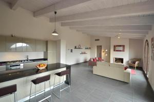 uma cozinha e sala de estar com mesa e cadeiras em Superior apartment with terrace em Petroio