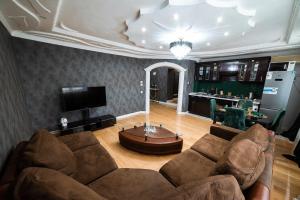 sala de estar con sofá y mesa en Сдам 2-х комнатную квартиру посуточно, en Uralsk