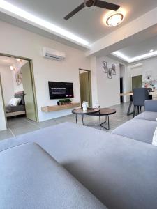 un salon avec deux canapés et une télévision dans l'établissement 608 Ocean View 3 bedrooms, à Kuah