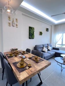 une salle à manger avec une table et un canapé dans l'établissement 608 Ocean View 3 bedrooms, à Kuah