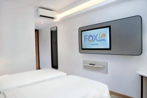 FOX Lite Hotel Samarinda的电视和/或娱乐中心