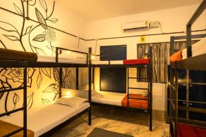 Zimmer mit 3 Etagenbetten in einem Schlafsaal in der Unterkunft Zostel Alleppey in Alappuzha