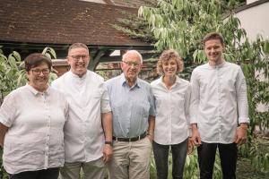 Eine Gruppe von Personen, die für ein Bild posieren in der Unterkunft Hotel Suggenbad in Waldkirch