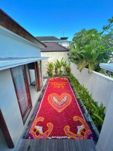 una alfombra roja con un corazón en un edificio en The Sakaye Villas & Spa, en Legian