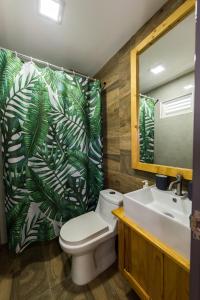uma casa de banho com um WC, um lavatório e uma cortina de chuveiro em Isla Dhiffushi em Dhiffushi
