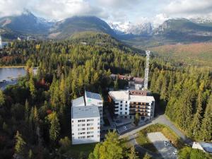 eine Luftansicht eines Gebäudes in den Bergen in der Unterkunft TATRYSTAY Armeria Apartments in Štrbské Pleso