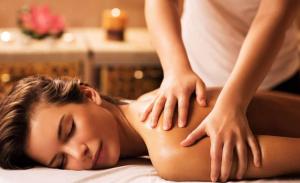 a woman getting a back massage from a therapist at Hotel Imperiale in Fiuggi