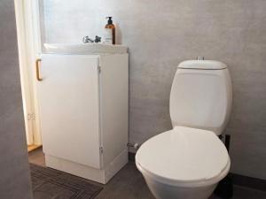 ein Badezimmer mit einem weißen WC und einem Waschbecken in der Unterkunft En lantlig idyll med skogen precis utanför dörren! in Ullared