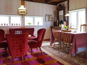 uma sala de jantar com mesa e cadeiras em En lantlig idyll med skogen precis utanför dörren! em Ullared