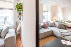 ein Wohnzimmer mit einem Sofa und einem Tisch in der Unterkunft Gemütliches Apartment im Herzen Kiels in Kiel
