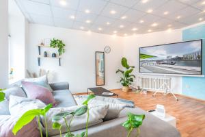 ein Wohnzimmer mit einem Sofa und einem großen Gemälde an der Wand in der Unterkunft Gemütliches Apartment im Herzen Kiels in Kiel