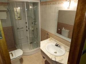 Łazienka w obiekcie Hotel Rural Venta Del Alon